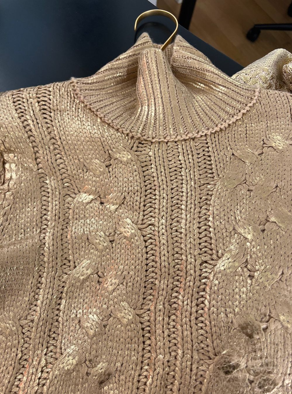 Maglioni & Felpe: Gold-Stehkragen-Pullover im Zopfstrick – Nuovo e nell'imballaggio originale da Zürich venduto da Naebeli 6