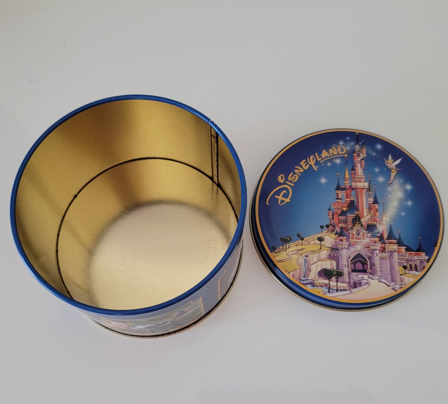 Sonstige Dekorationen & Accessoires: Metall Dose Disneyland Paris rund – Gebraucht aus Zürich von fourpaws 5