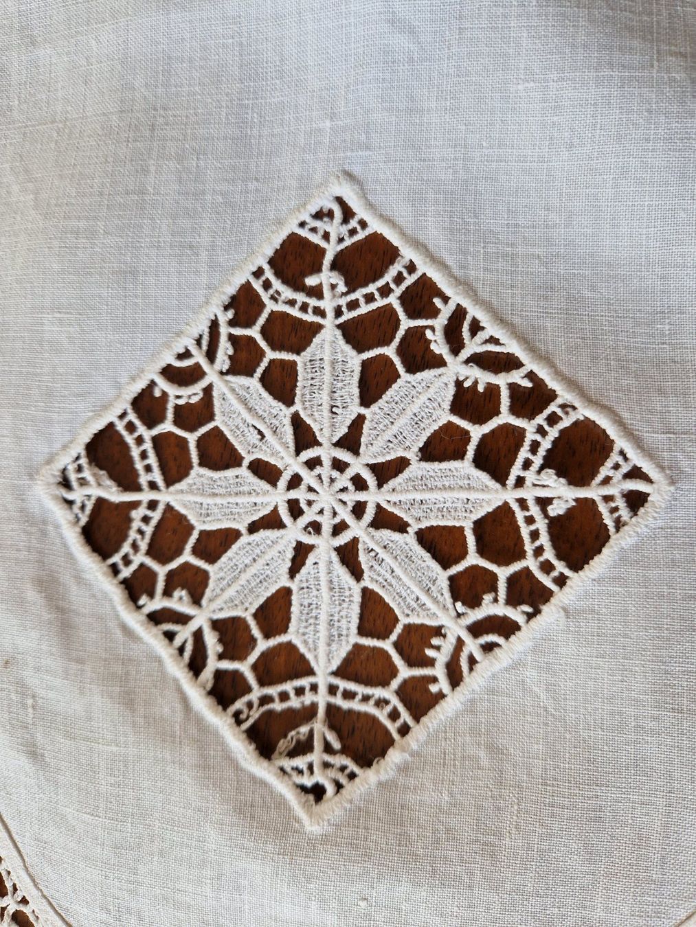 Altra biancheria da tavola: Feine Deckchen mit St. Gallen Spitze, 41x23cm – Nuovo (secondo la descrizione) da Bern venduto da Antikbatik 3