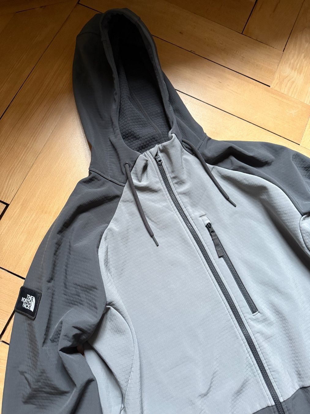 North Face Jacken: THE NORTH FACE - Sportjacke grau L – Gebraucht aus Zürich von Diazaio 1