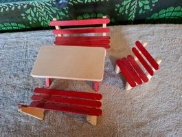 TollesGartenmöbel Set aus Holz, 4-teilig fürs Puppenhaus