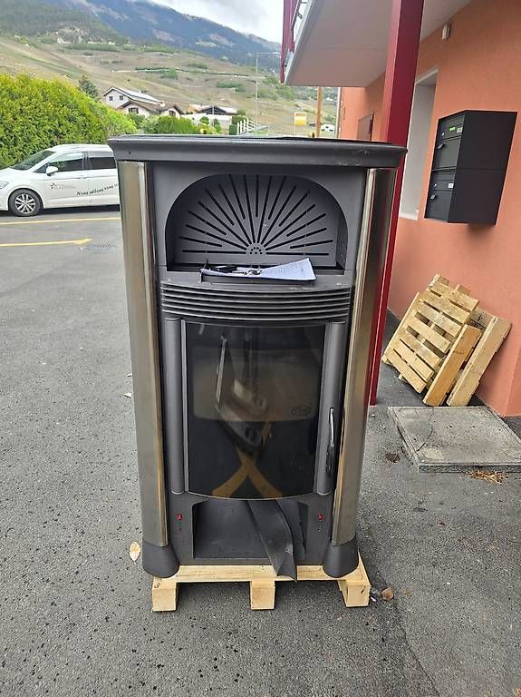 Stufe caminetto: poêle à pellets 12kW thermorossi – Usato da Vetroz venduto da Skyfides 1