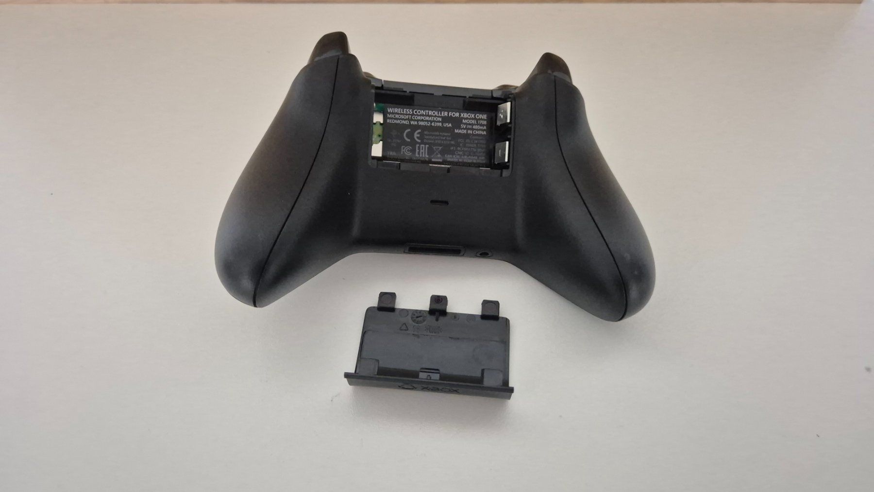 Controller: Microsoft Xbox One Wireless Controller Schwarz – Nuovo (secondo la descrizione) da Bassersdorf venduto da retrolab 2