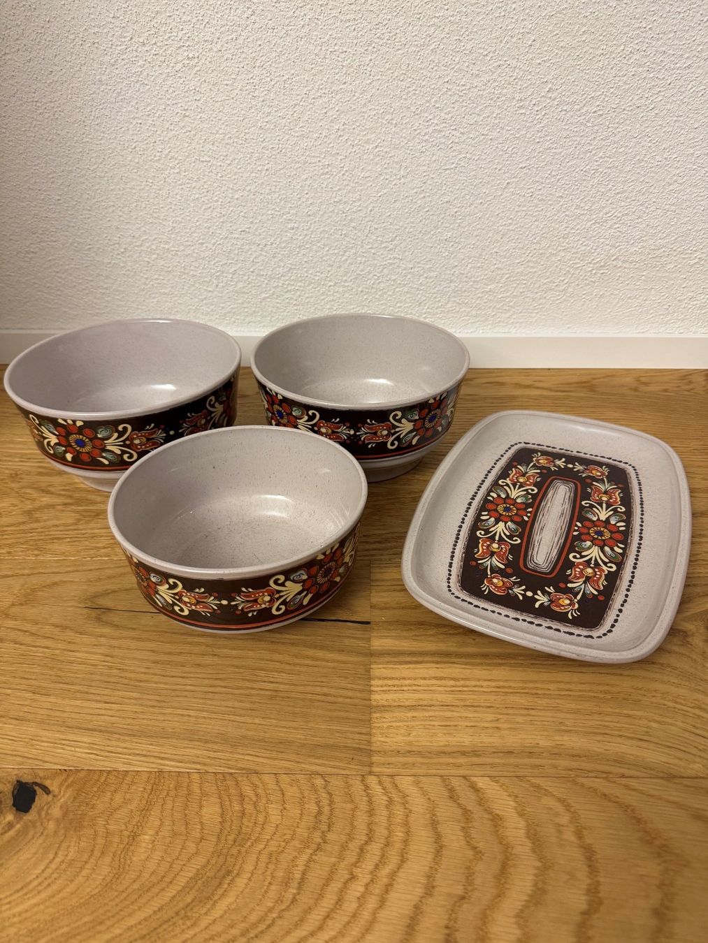 Geschirrsets: blumiges Schüssel- und Platte-Set – Neu (gemäss Beschreibung) aus Kleindöttingen von CorinaCoco