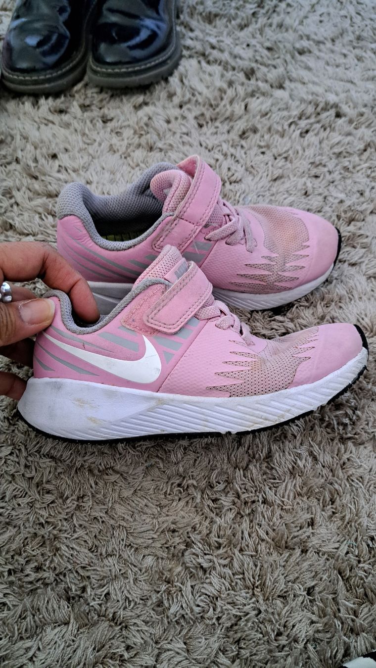 Nike Scarpe per ragazze: chaussures taille 27.5 , bon état, nike  – Usato da Meyrin venduto da Zahra011 3
