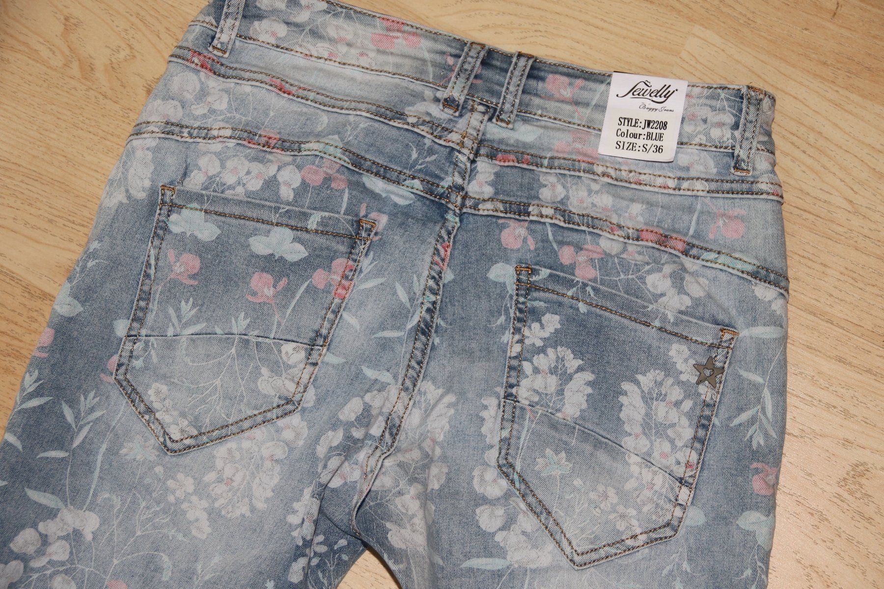 Jeans: Neue sehr lässige Jeans eher Gr.M – Nuovo e nell'imballaggio originale da Oberwil-Lieli venduto da Svetlana28 7