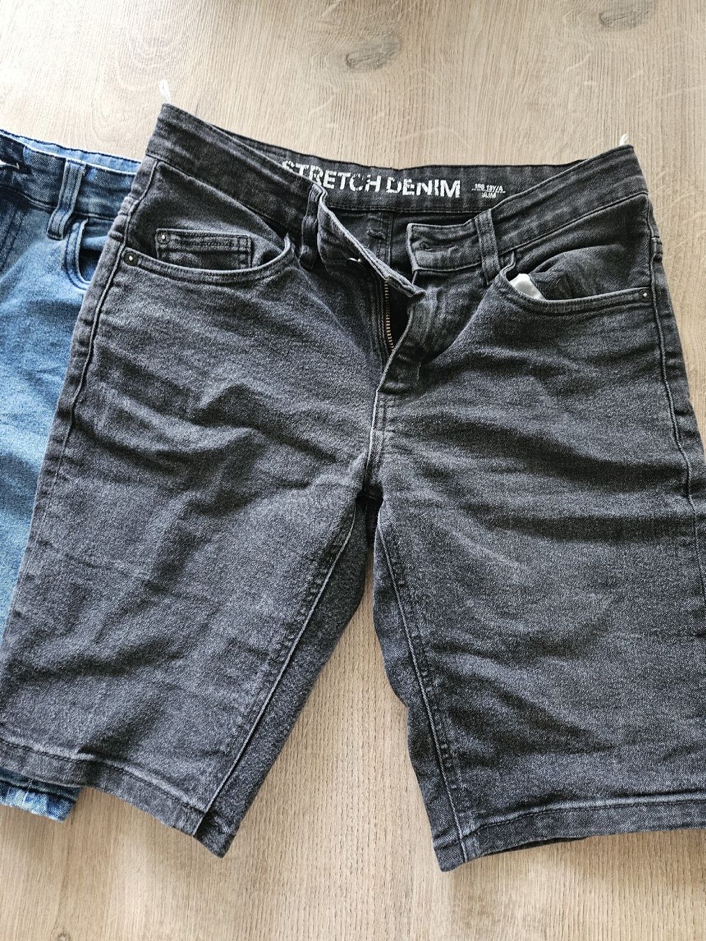 Pantaloni: Jeans Shorts 2 Stück – Usato da Anglikon venduto da Gidali 1