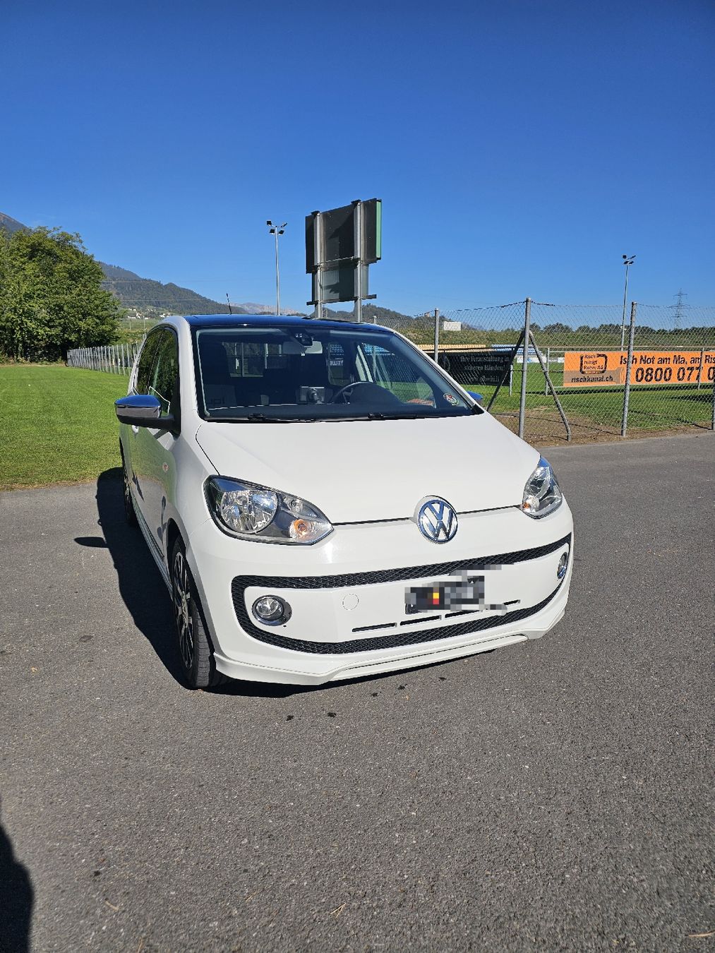 VW Autos: Wunderschöner VW Up weiss 1.0, 8-fach bereift – Gebraucht aus Balzers von ridr