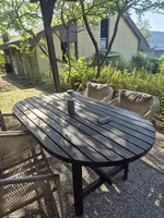 Schöner gepflegter Gartentisch aus Holz