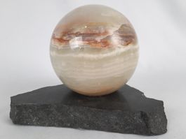 Onyx Stein auf Sockel