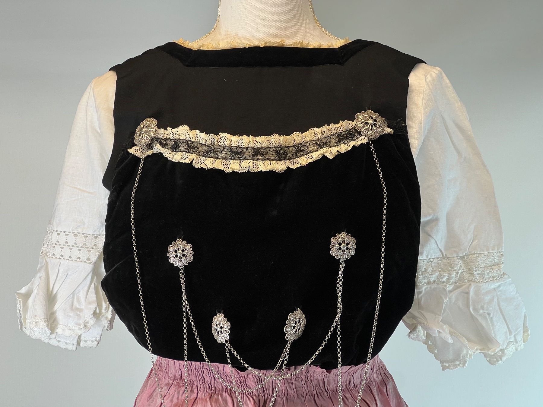 Kostüme: Schweizer Tracht Damen, ev. Schleitheim – Gebraucht aus Zürich von Arche_Brockenhaus 1