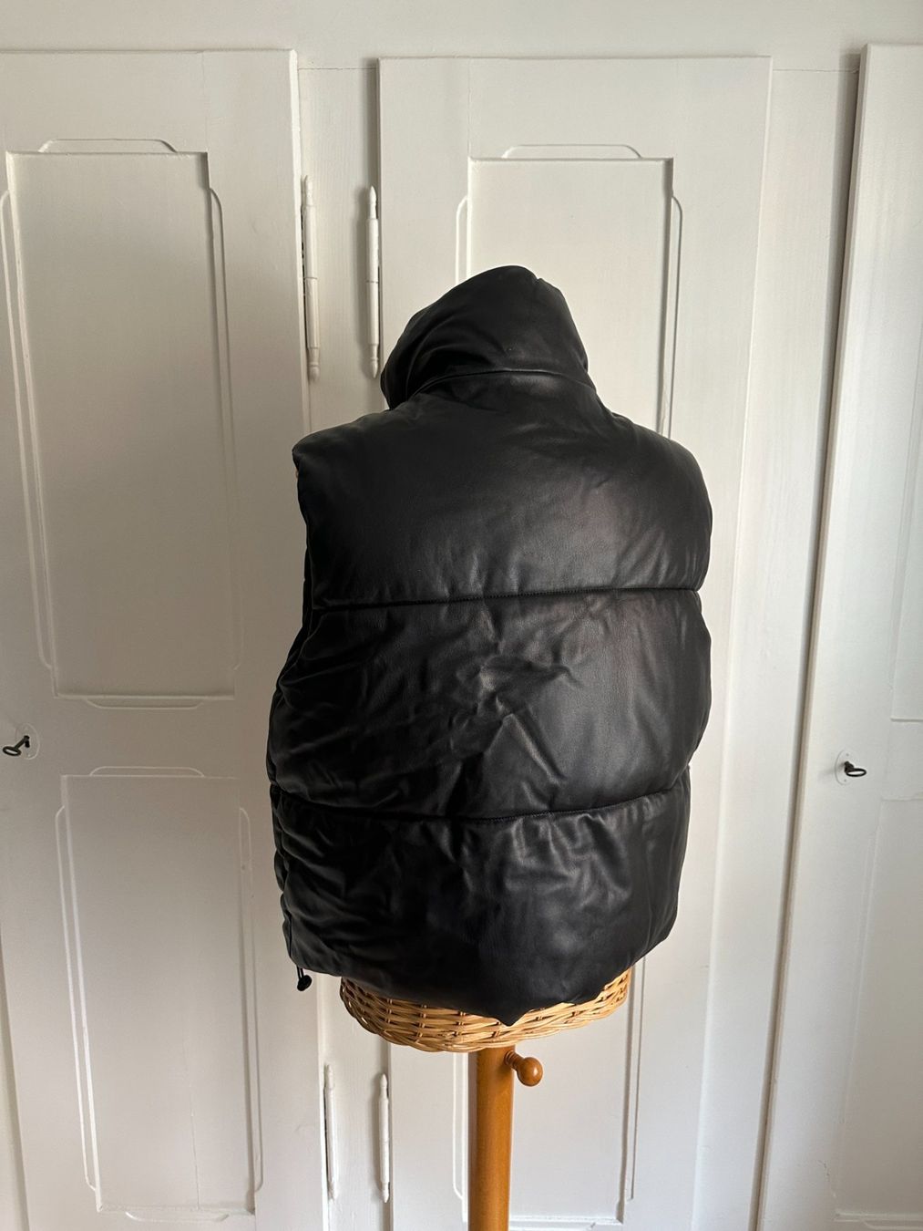 Zara Gilet & Giacche senza maniche: ZARA - Puffer Lederweste schwarz L – Usato da Zürich venduto da Diazaio 2