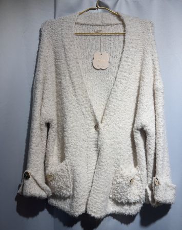 Kuschlige Strickjacke in Creme mit goldenen Knöpfen