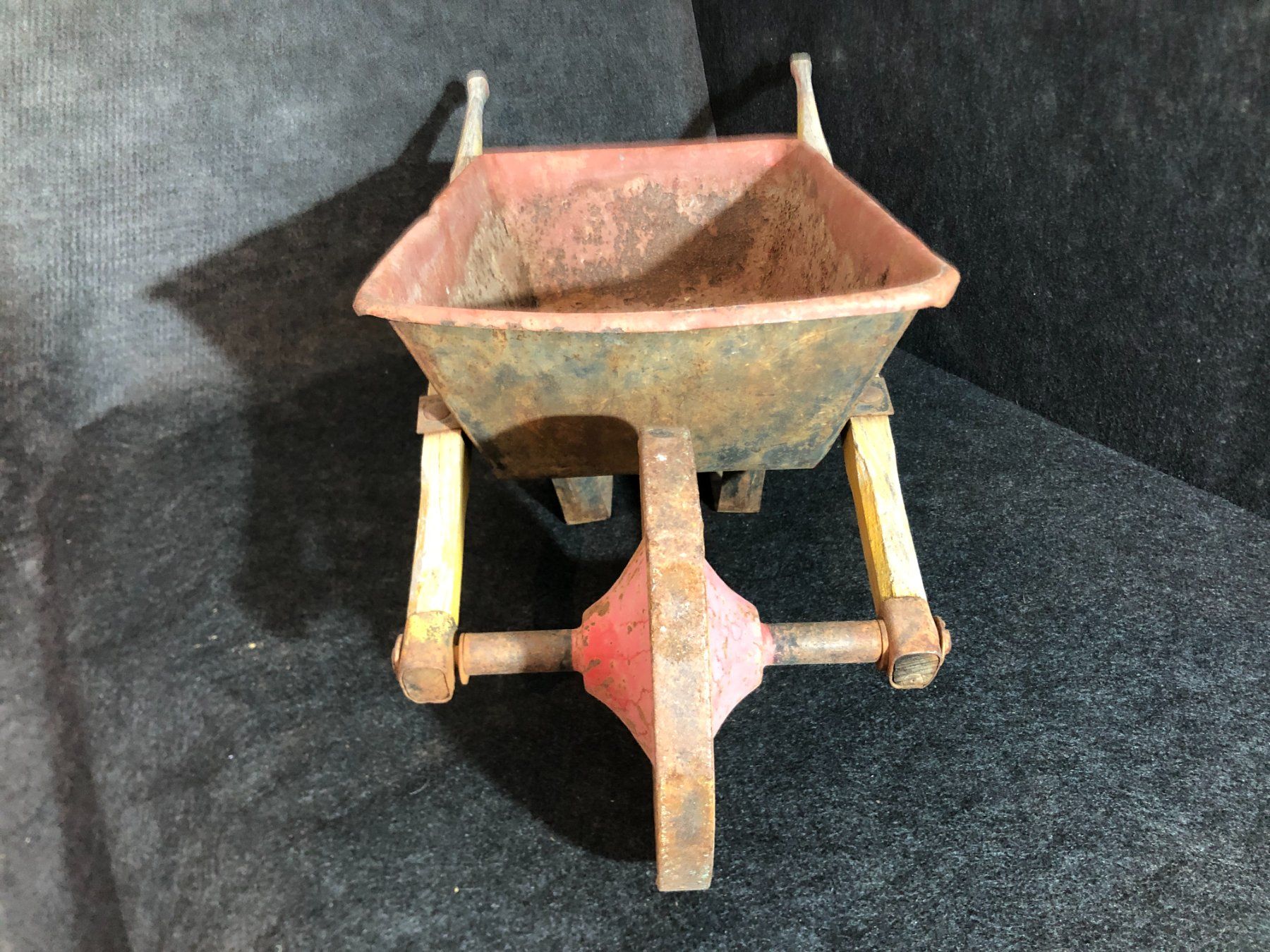 Tutti gli attrezzi: Petite brouette ancienne. – Usato da Saignelégier venduto da Dubois_Vintage 2