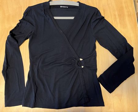 Schwarzes Shirt mit Wickeloptik, Langarm, Gr. S