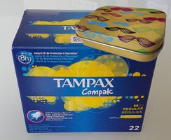 Tampax compak avec applicateur et sa boîte de transport