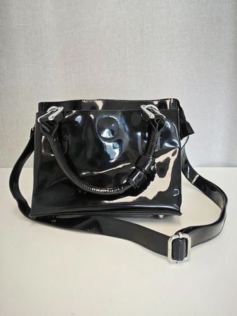 Handtasche schwarz in Lackoptik mit Crossbody-Strap