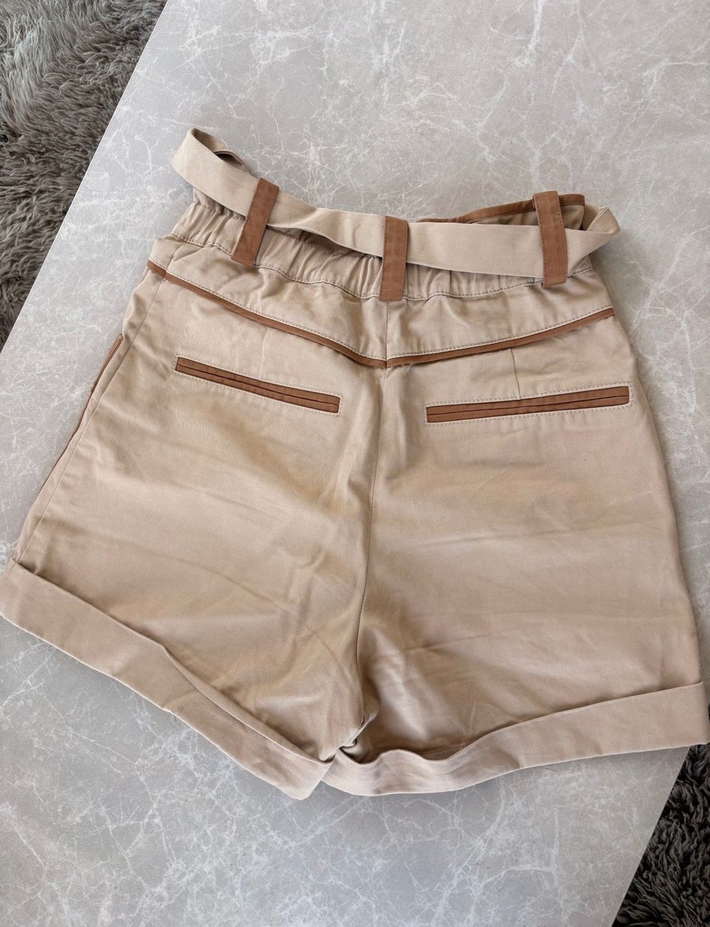 Sezane Pantalons: SEZANE HIGH-WAIST SHORTS – D'occasion à Bern par saendi95 1