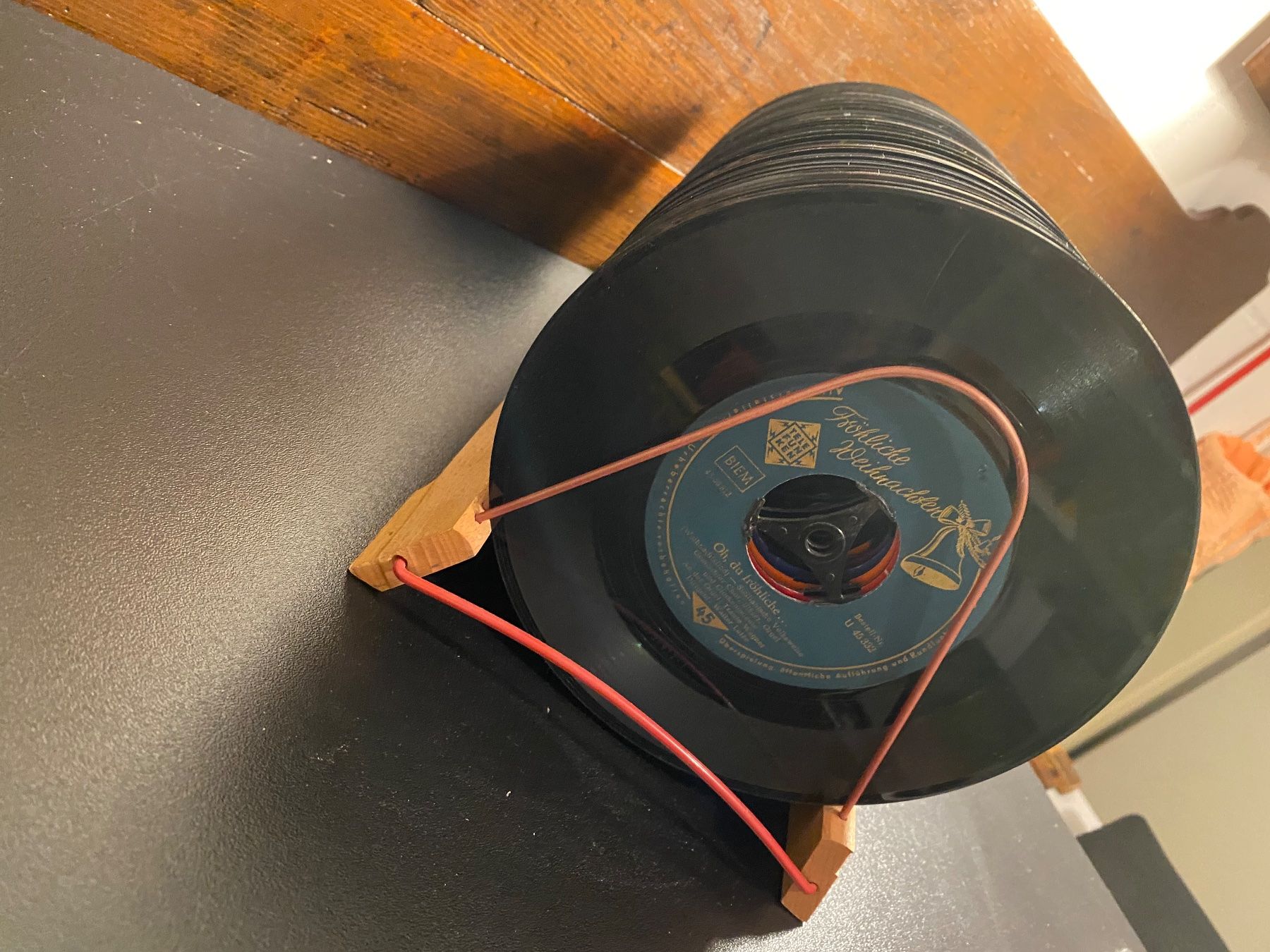 Dischi in vinile: Vintage Plattenständer mit ca. 50 Singles – Usato da Rorbas venduto da tun_m7fz 8