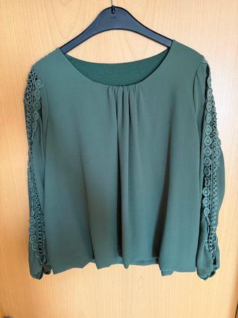 Elegante olivgrüne Damenbluse mit Spitzen-Ärmeln, Grösse M