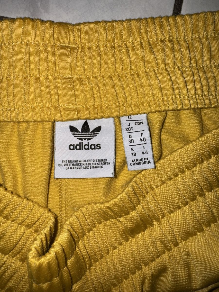 Adidas Pantalons: Adidas Shorts Damen gelb – Neuf (Voir description) à Hergiswil NW par kaufe_bei_kaufmann 1