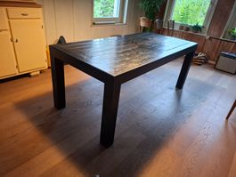 Table en Acier noir, oeuvre de l'artiste Alois Dubach