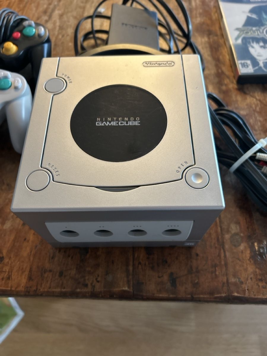 Nintendo Console: Nintendo GameCube Argento + 2 Controller + 2 Giochi – Usato da Bellinzona venduto da Yoichi 3