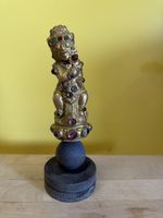 Figur mit Steinen auf Sockel ca. 20cm hoch
