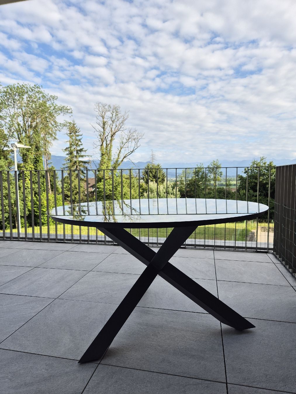 Tavoli: Runder Gartentisch mit Glasplatte, moderne Optik – Usato da Au SG venduto da kenobi14 1