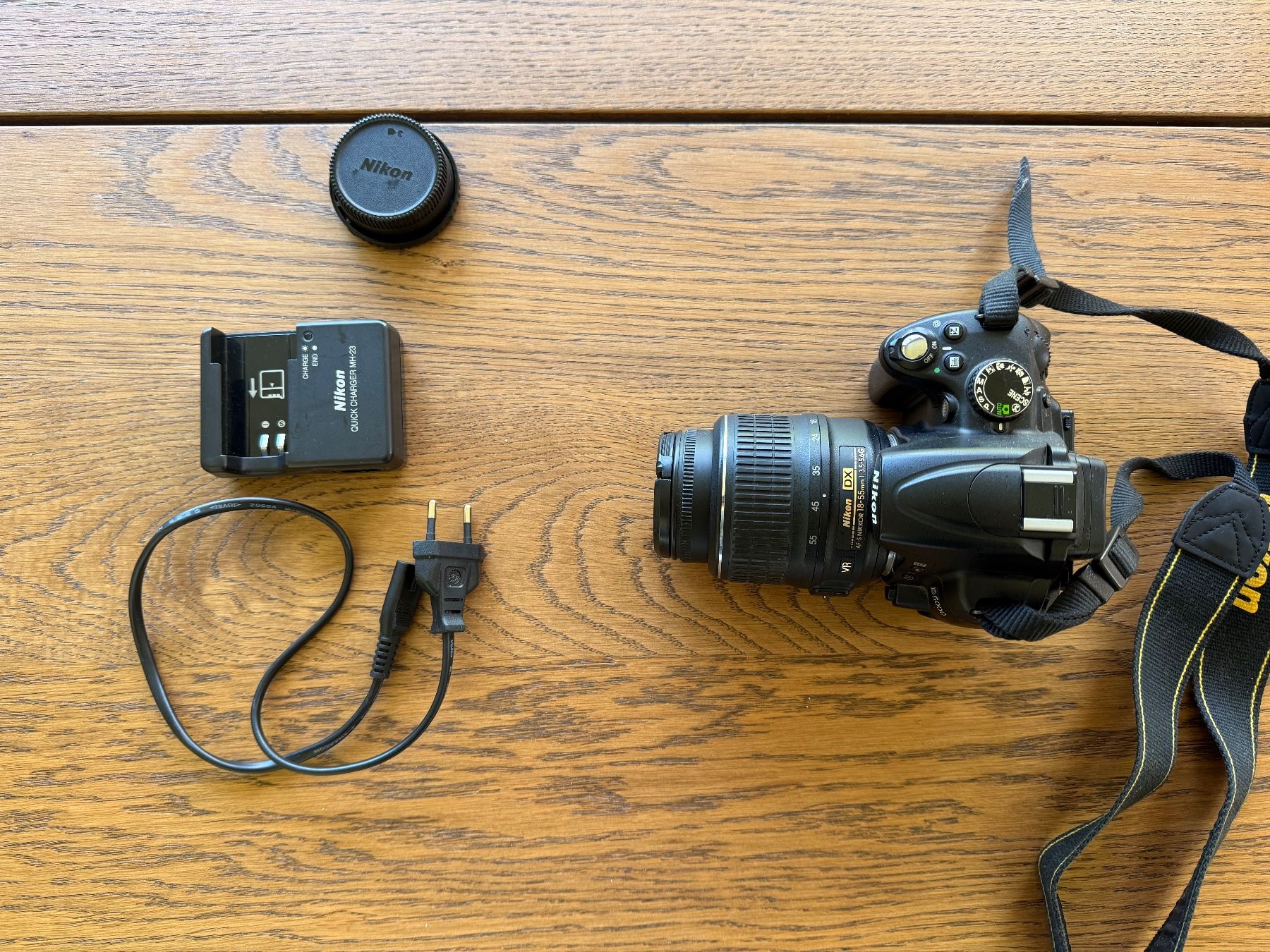 Nikon D5000 Reflex Numérique - Kit Avec Objectif 18-55mm VR - écran Orientable, Vidéo HD, 12.3 Mégapixels