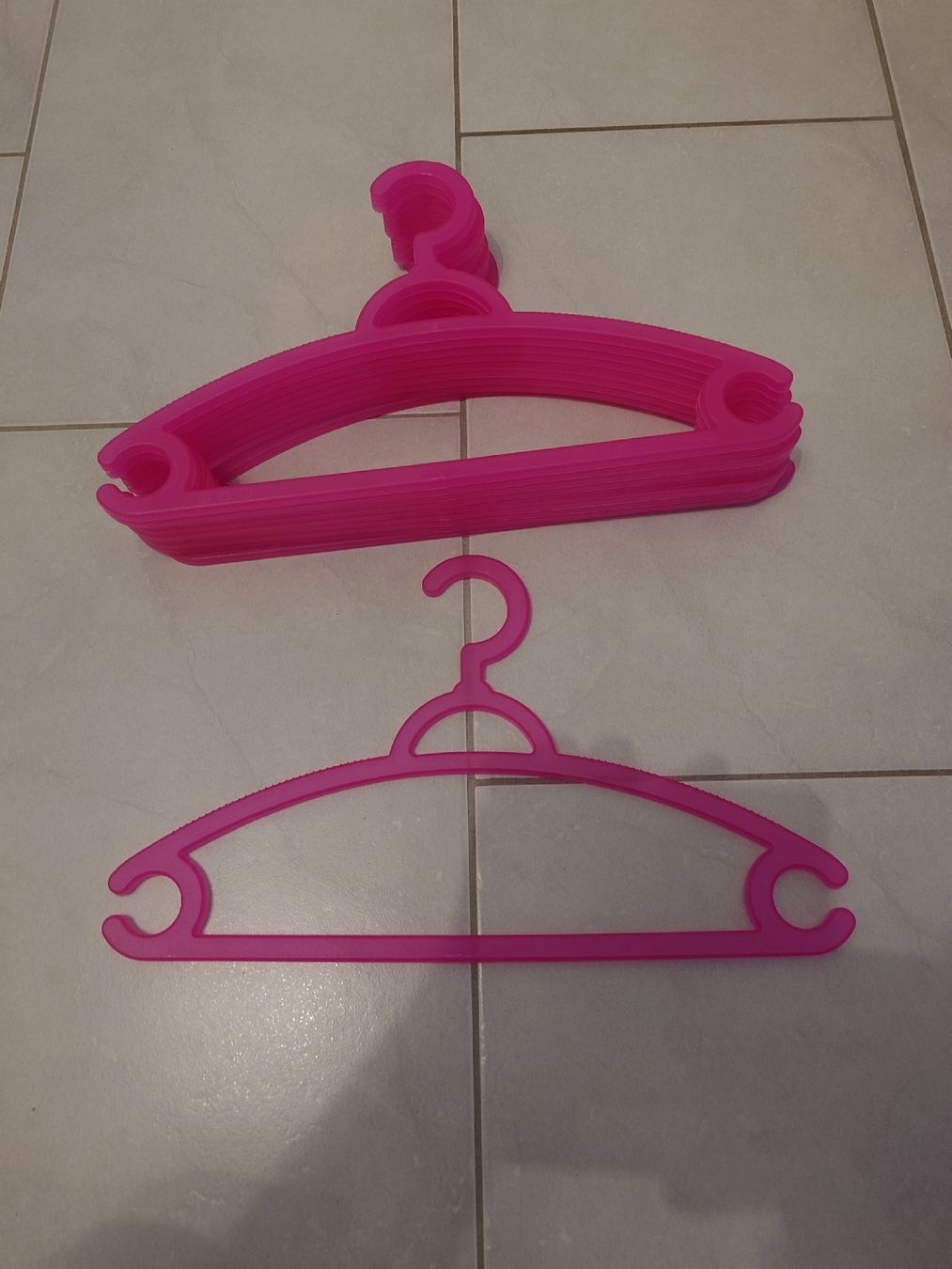 Kleiderbügel: 10 pinkige Kleiderbügel – Gebraucht aus Bätterkinden von Grooovy