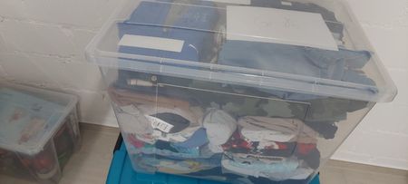 Kleider für Junge Grösse 86 exkl. Aufbewahrungsbox