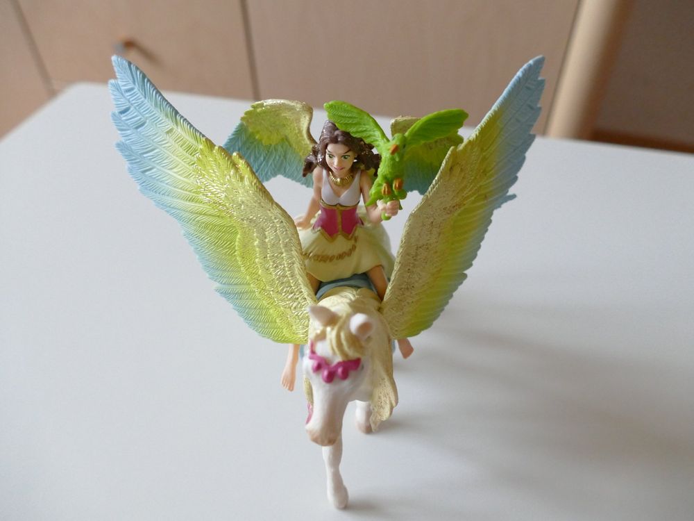 Schleich - Fée Surah avec un pégase scintillant - 70566