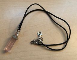 Rosa Halb-Edelstein Anhänger mit Kordel, neu + ungetragen
