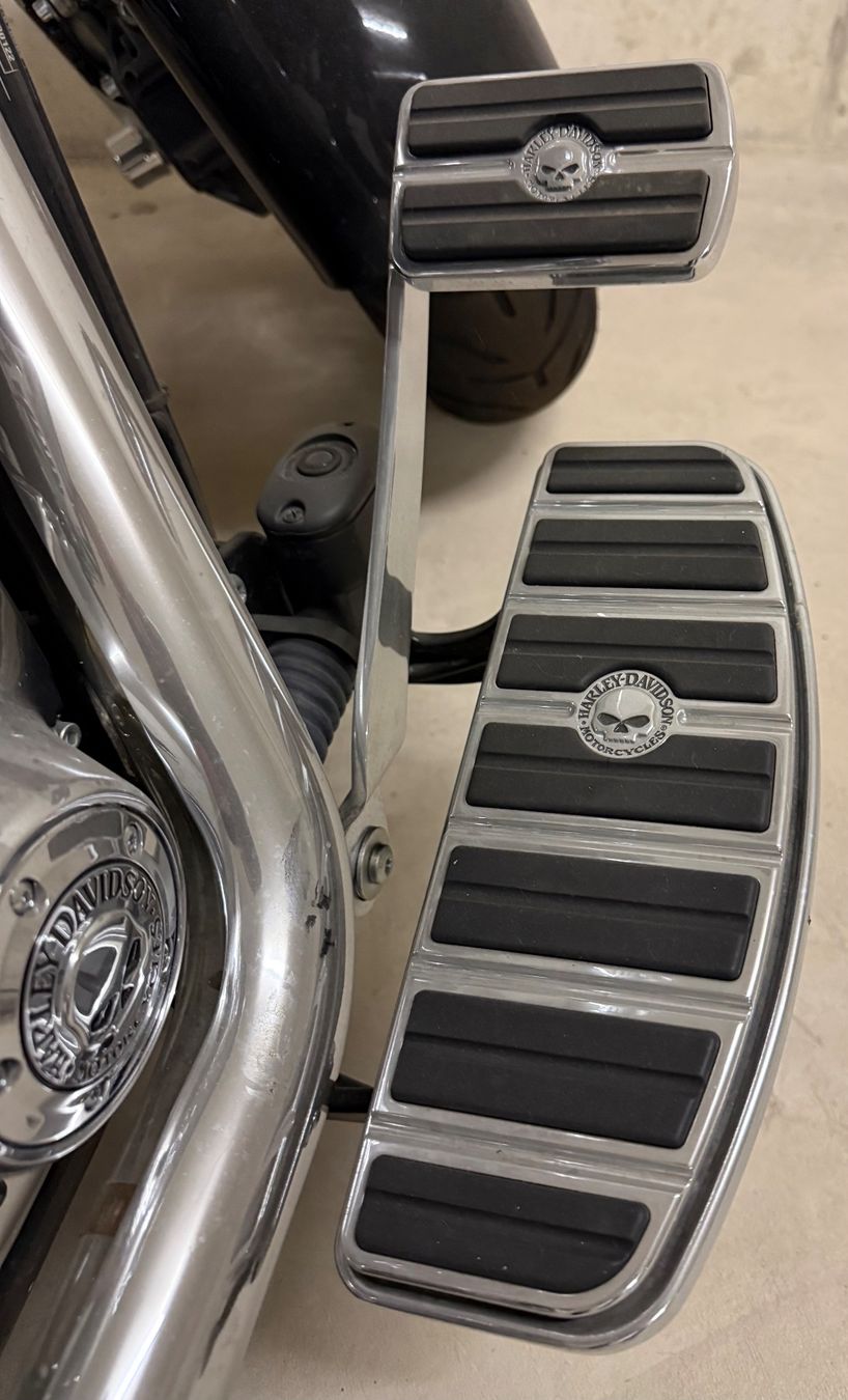 Harley-Davidson Chopper: HARLEY-DAVIDSON FLST Fat Boy mit Skull Design – Usato da Müntschemier venduto da Sarsakar 4