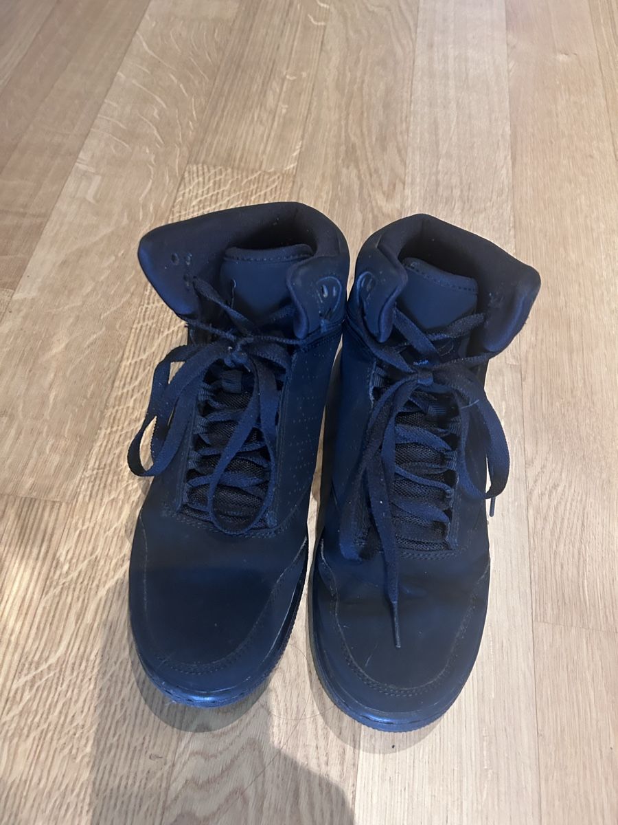 Jordan Damenschuhe: Jordan 1 Mid Black – Gebraucht aus Belp von jan_6yvx