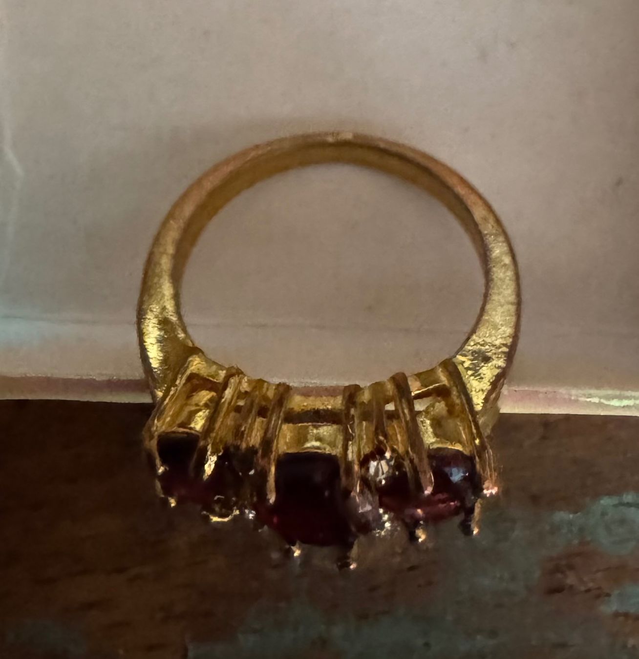 Ringe: Antiker Ring mit Granaten vermutlich 375 Gold – Gebraucht aus Grabs von Dekostuebli 2