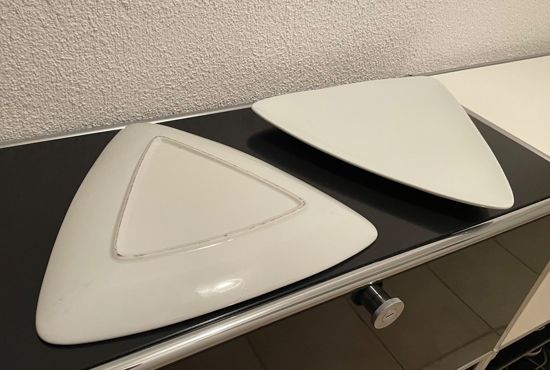 Assiettes: Zwei grosse, dreieckige Teller – D'occasion à Wilderswil par Renaissance1 5