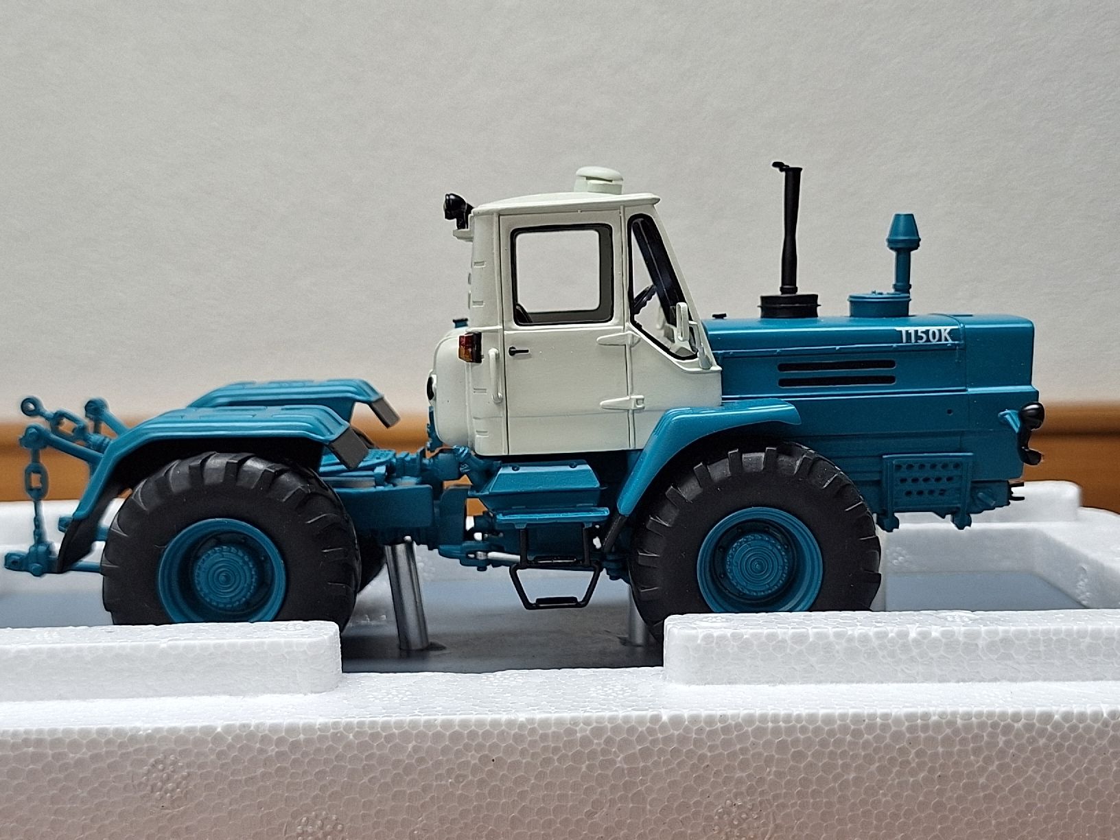 Schuco Kit di modellismo & Modellini statici: Schuco Charkow T-150 K – Nuovo e nell'imballaggio originale da Laupersdorf venduto da walmeister62 2