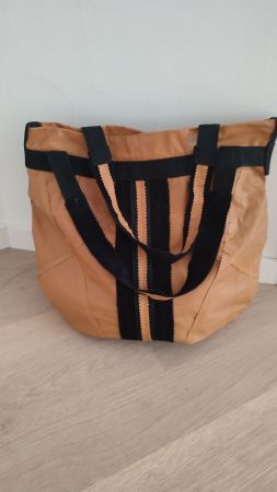 Leder Tasche. Cool Farbe