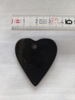Amulett, Glücksbringer.  Schwarzer Kuhhorn-Herzanhänger