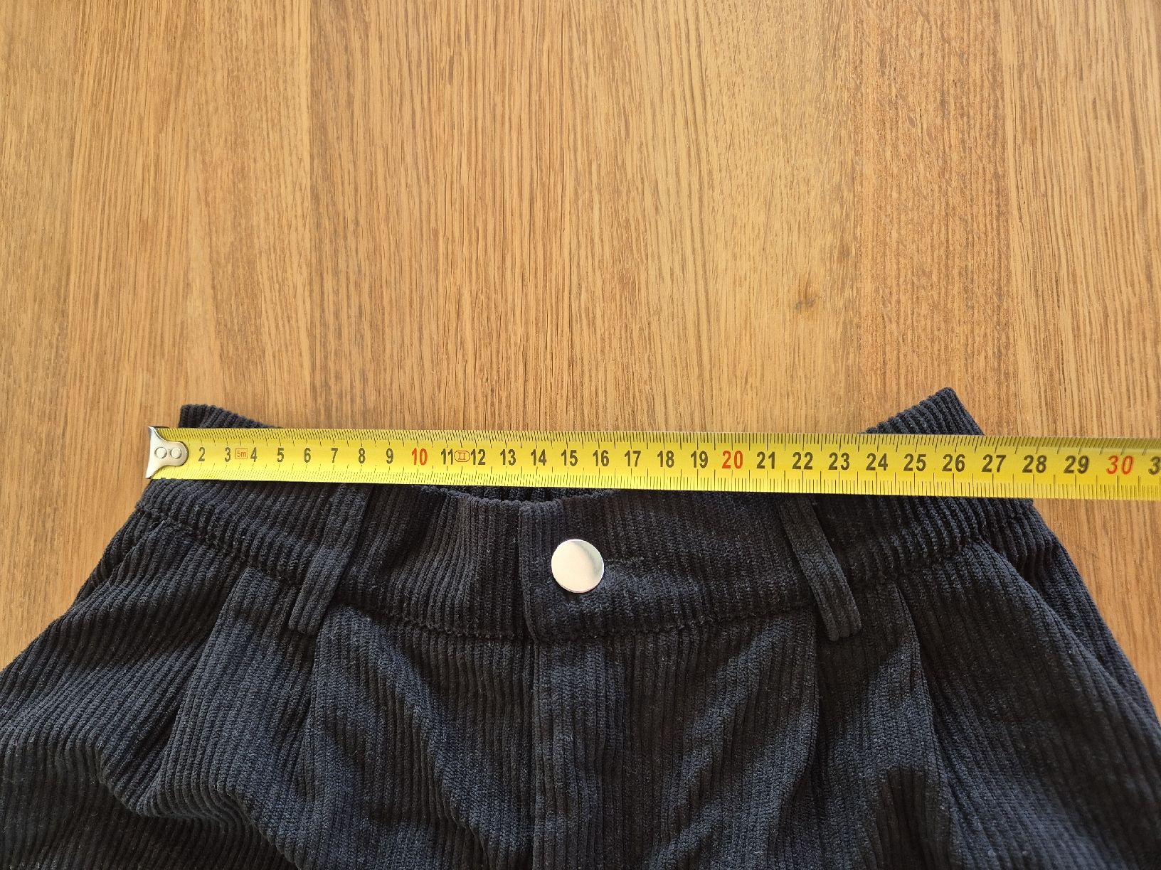 Pantaloni: Schöne Cord Shorts – Usato da Bern venduto da miruslav 2