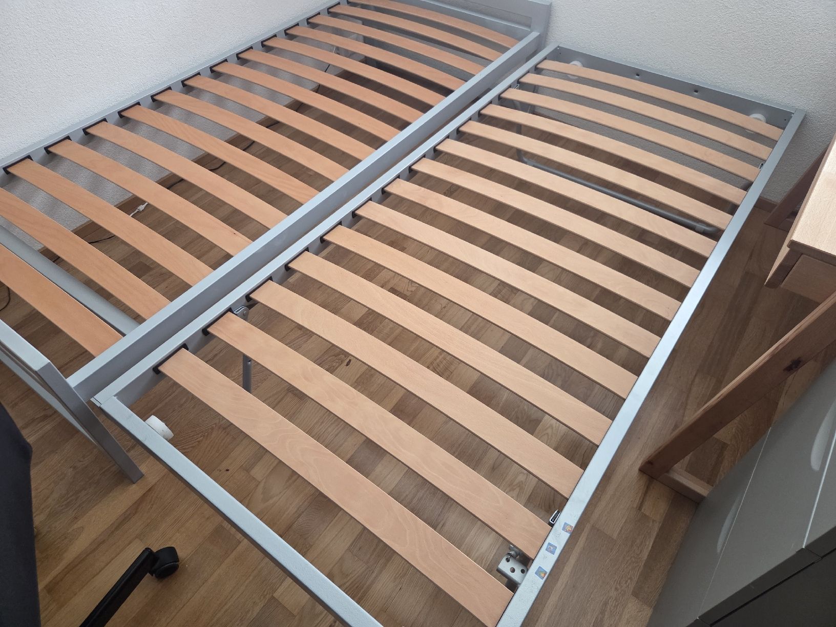 Betten: 2x Single Bed Frames Grey Slatted Base Good Condition – Gebraucht aus Oberdorf NW von Doogyrev