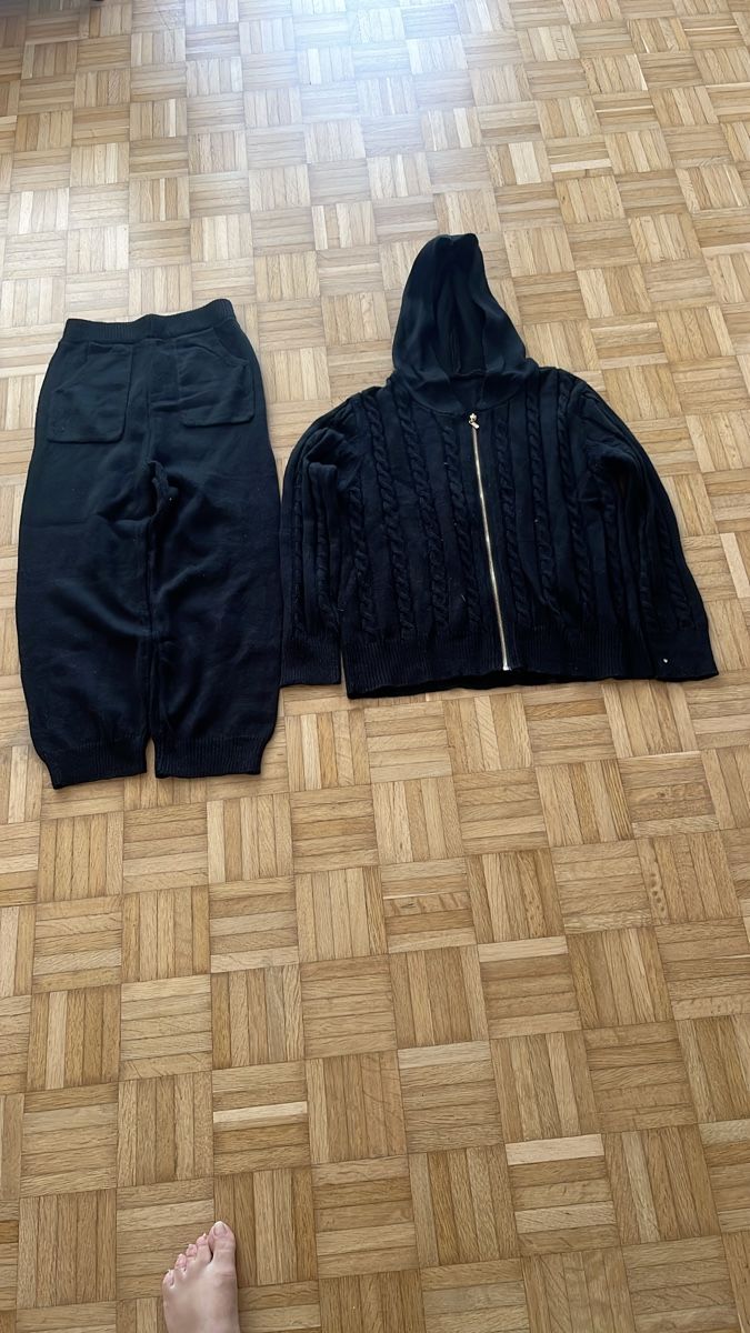 Completi & Tailleur: Damen Strick Set schwarz mit Kapuze – Nuovo (secondo la descrizione) da Grüningen venduto da liliane.tebane