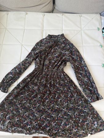 Robe plissée à motifs floraux kaki manches longues