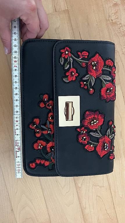Borse da donna: Tasche schwarz/rote Blumen – Usato da Volketswil venduto da oli_l2zq 3