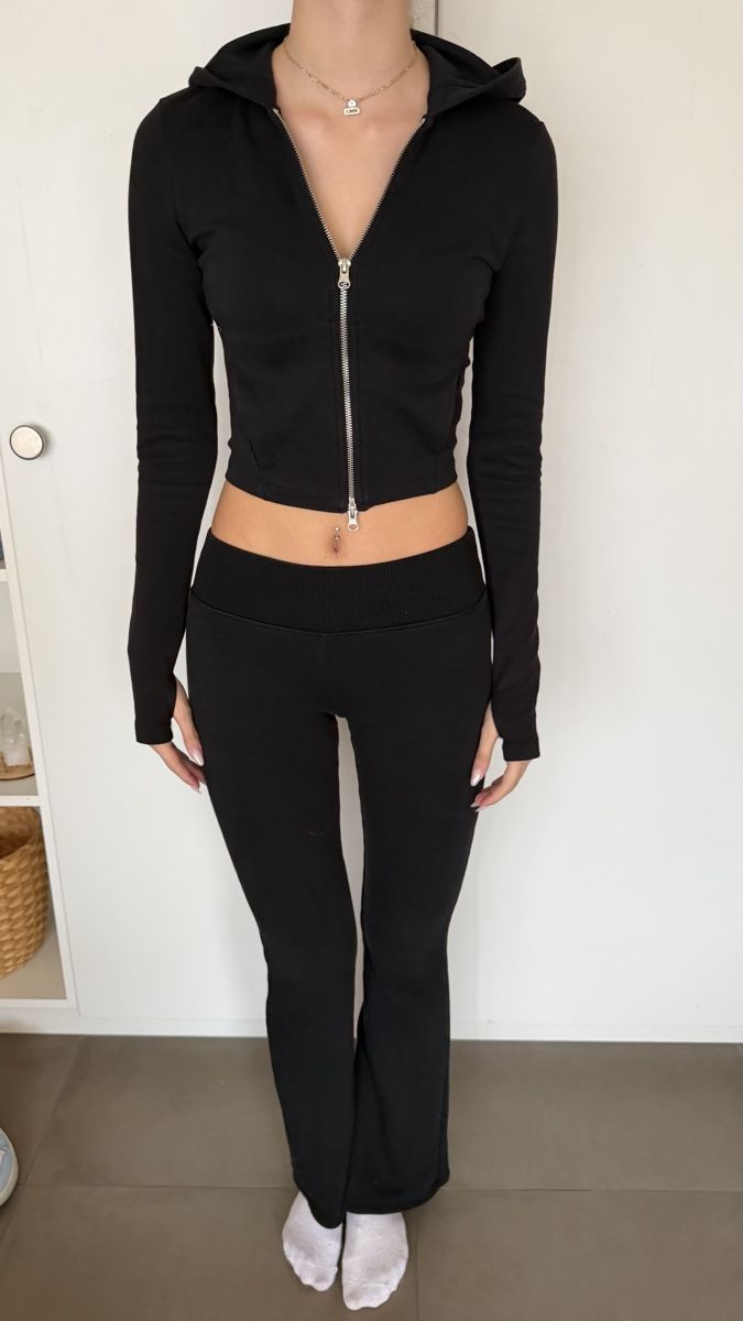 Bershka Pullover & Sweatshirts: BERSHKA jaquette courte  – Gebraucht aus Bottens von lal_plz7