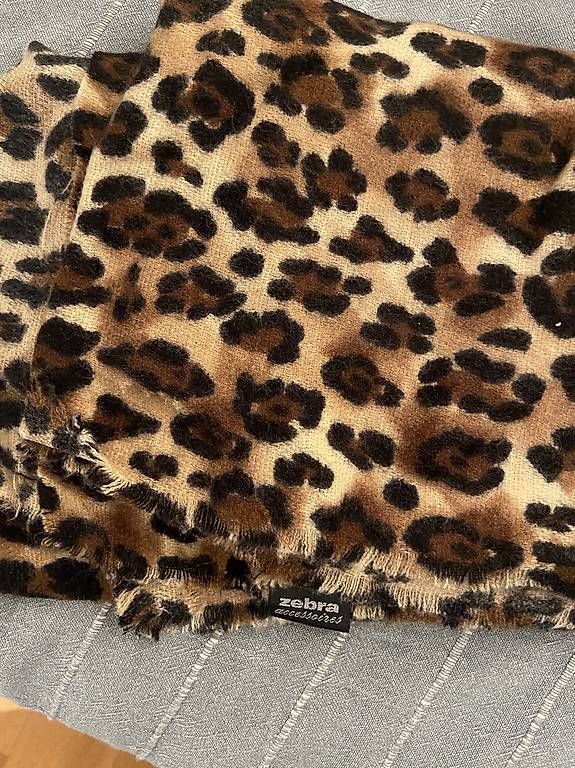 Foulard & Sciarpe: Leoparden Schal  – Usato da Oberglatt ZH venduto da val_wq29 2