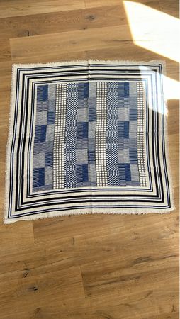 Foulard carré à motifs géométriques état comme neuf