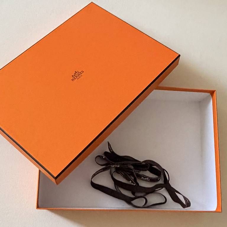 Sonstige Dekorationen & Accessoires: Original Hermès Karton – Gebraucht aus Zürich von quiniento 1
